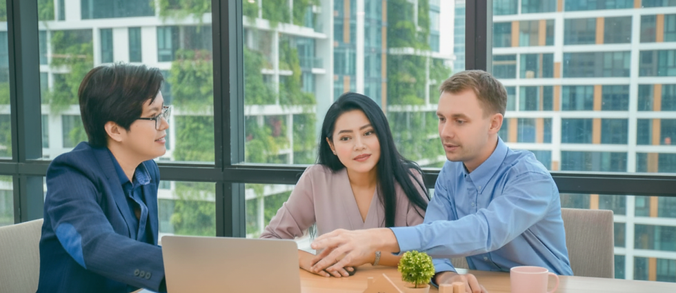 Couple en rendez-vous avec un conseiller pour choisir un programme immobilier